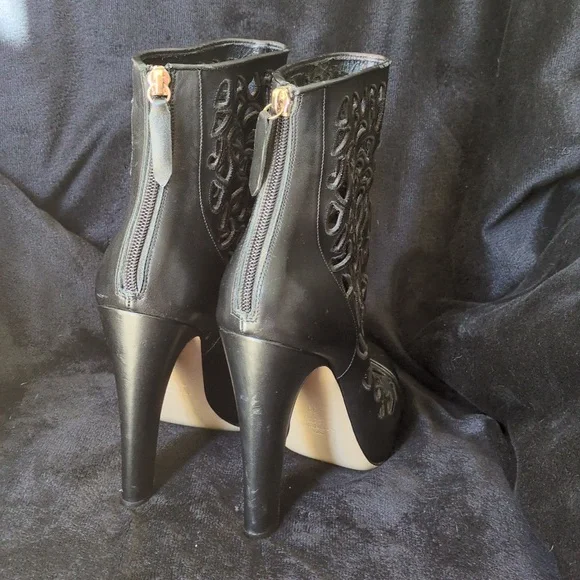 Valentino Garavani Leather Floral Laser Cut Block Heel Ankle Booties Sz 39 EU - Picture 3 of 8